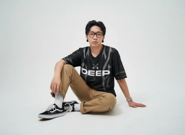 orchid-jersey-model-male A guy wearing Dig Deep orchid jersey.